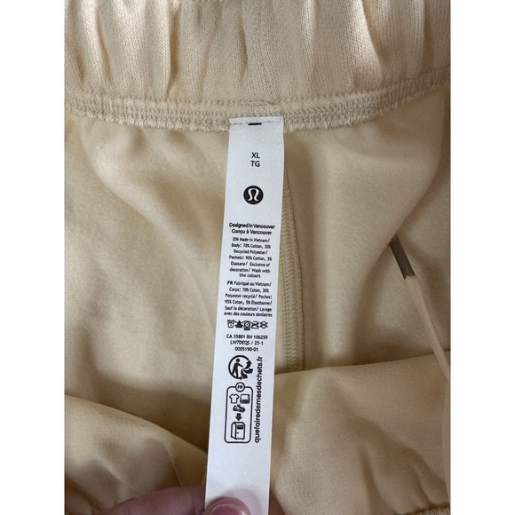 New Lululemon Scuba Oversized MR Short 7" Graphic Women's Size XL Buttercream - Picture 9 of 13